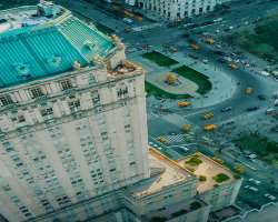 The building has a height of around 525 feet.